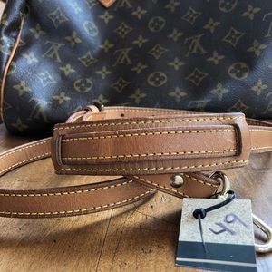 ❤️SOLD❤️Louis Vuitton crossbody strap pochette